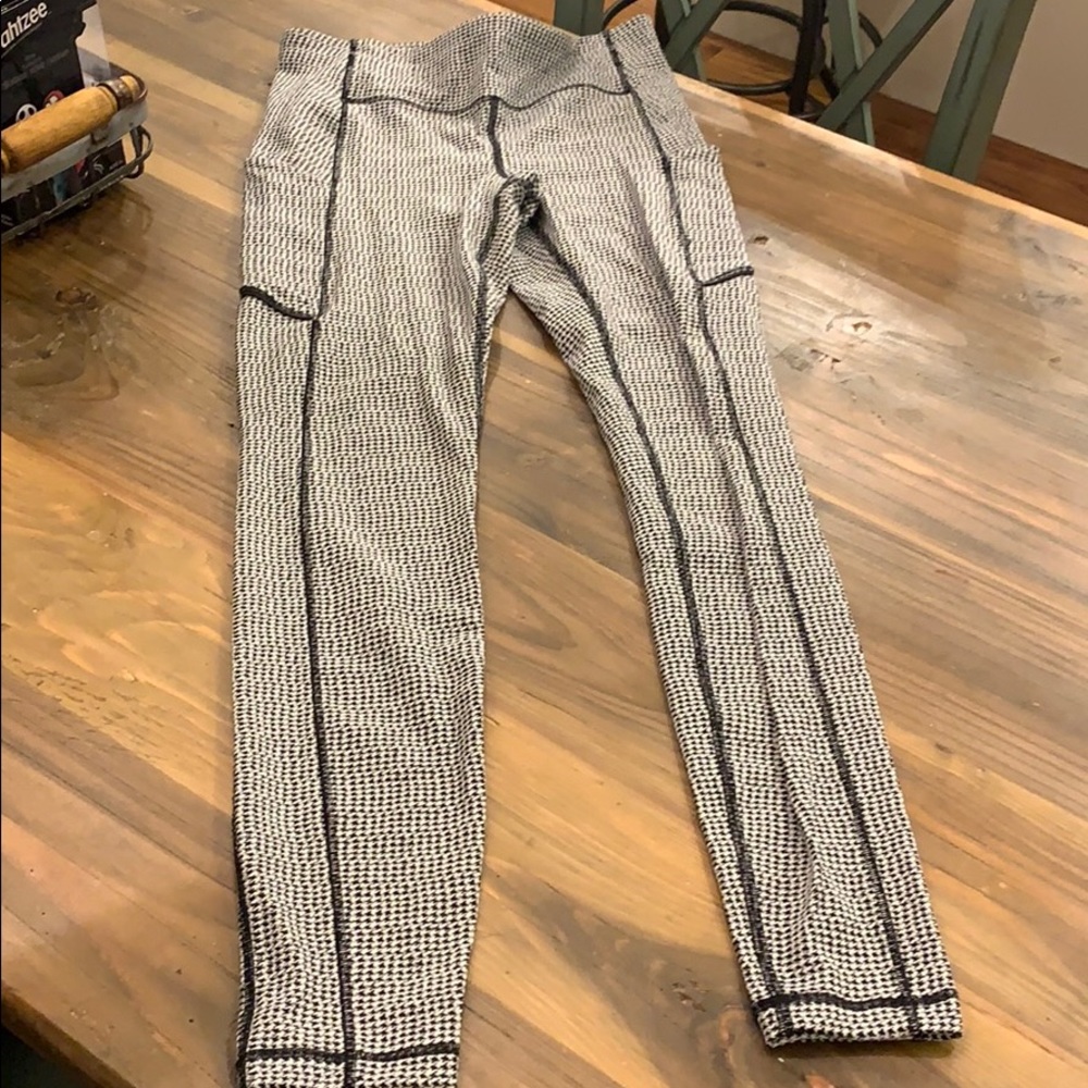 Women’s black & white Lululemon leggings size 6